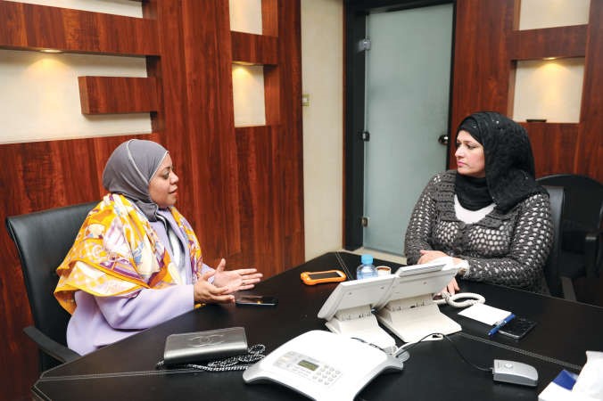  دمنيرة الرندي متحدثة الى الزميلة حنان عبدالمعبود 