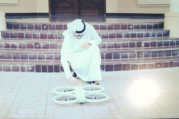 طائرة تقوم بايصال البطاقة لاحد المواطنين