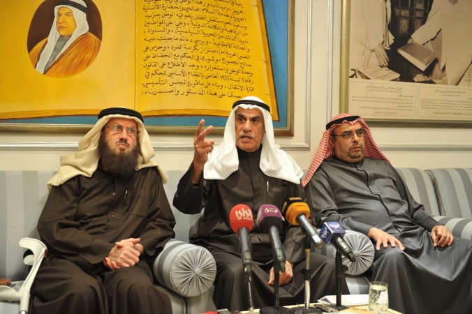احمد السعدون متحدثا وبجانبه خالد السلطان وعبدالرحمن العنجري