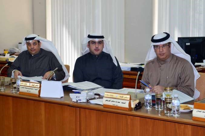 مبارك الحريص ودعبدالكريم الكندري ويعقوب الصانع خلال اجتماع اللجنة التشريعية