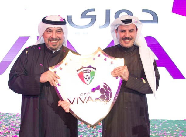الشيخ دطلال الفهد وسلمان البدران يكشفان عن درع الدوري الجديدة﻿