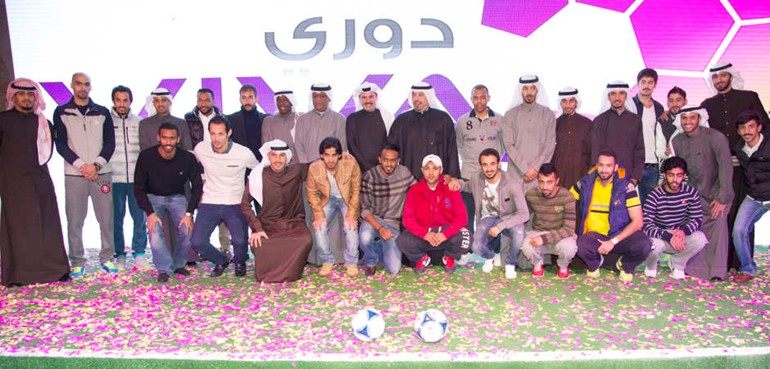 الفهد والبدران يتوسطان لاعبي الازرق بعد تكريمهم 	الارزقكوم﻿
