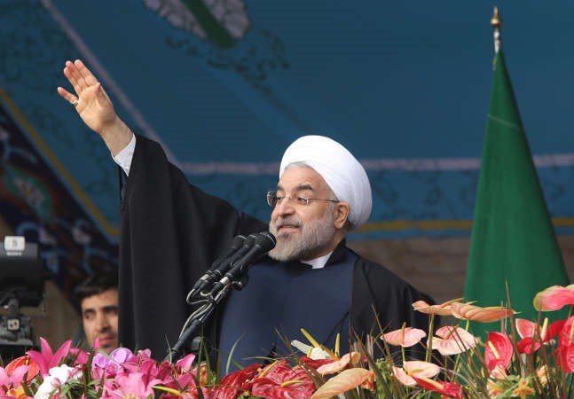 روحاني ملوحا بيديه للحضور قبيل القاء خطاب بميدان ازادي بمناسبة الذكرى 35 للثورة الايرانية امس افپ
