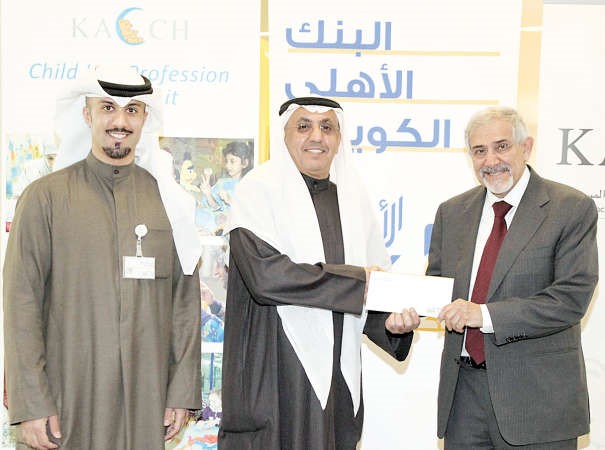 فوزي الثنيان مقدما شيك الدعم للدكتور هلال الساير﻿