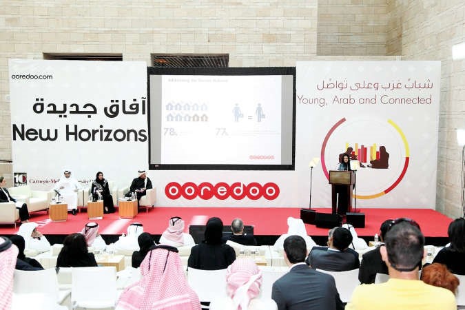 الشيخ عبدالله ال ثاني مستمعا الى نتائج الدراسة