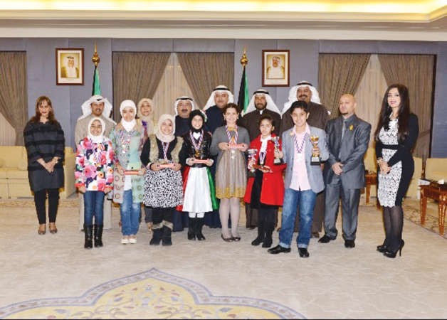 الشيخ ناصر صباح الاحمد في صورة جماعية مع الفائزين ﻿