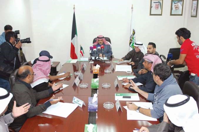 امين السر العام عبدالرزاق المضف خلال اجتماع امس	اسامة البطراوي﻿