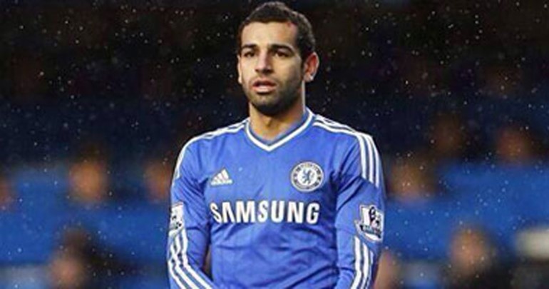 بالفيديو.. محمد صلاح يطبع اسمه على حذائه على طريقة رونالدو وميسي