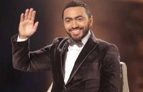 بالفيديو.. تامر حسني في جلسة تصوير غلاف مجلة لعدد عيد الحب