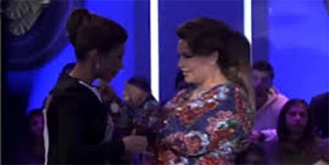 بالفيديو.. أحلام تفاجئ أروى بإهدائها عقدها الماسي على الهواء.. وتقول للاحمدية: انضبي ببيتك ياعجوز يا شمطاء