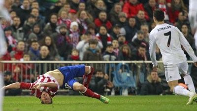 مدافع اتليتكو مدريد مانكويلو لحظة سقوطه المروع امام رونالدو