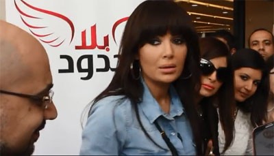 بالفيديو.. سيرين عبدالنور تنفعل وتطرد رجلاً: روح من وجهي