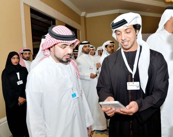 سمو الشيخ منصور بن زايد يستعرض موقع اماراتي﻿