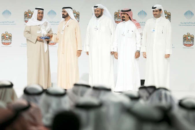 الشيخ محمد بن راشد يسلم دعبدالمحسن المدعج جائزة افضل تطبيق يوفر قناة اتصال بين الوزارة والمواطن﻿