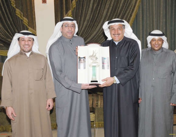 النائب كامل العوضي يتسلم درعا تكريمية من مجلس ادارة جمعية الشعب التعاونية