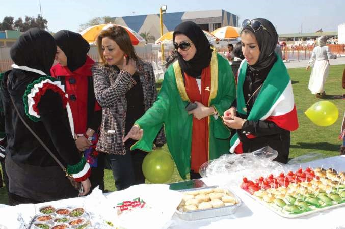 هدى الصالح وايمان دشتي والاء دشتي خلال جولة بالمهرجان 	هاني عبدالله﻿