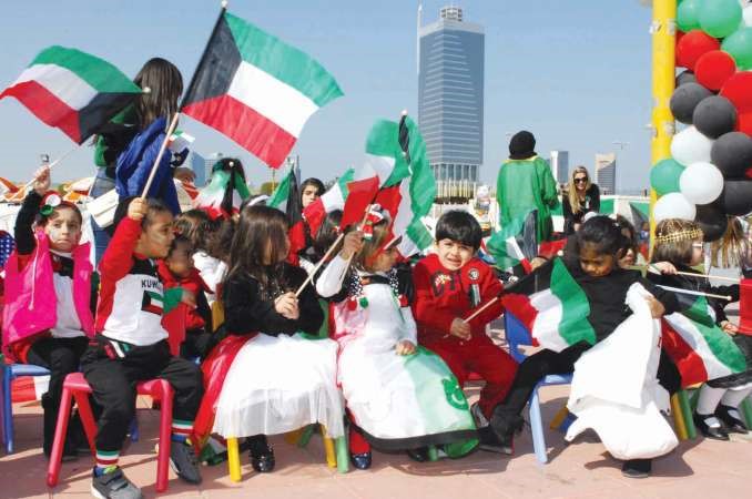 الاطفال يرفعون الاعلام الوطنية﻿