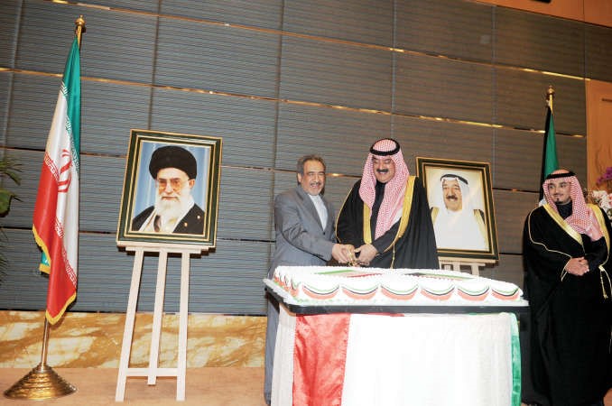 خالد الجارالله يشارك القائم بالاعمال الايراني قطع كعكة الاحتفال ﻿