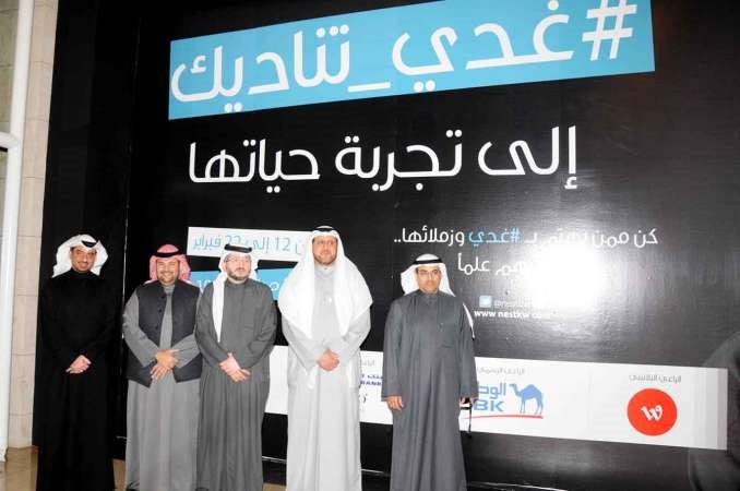 عبدالعزيز فخرو وعبدالرحمن العون مع عدد من الحضور﻿