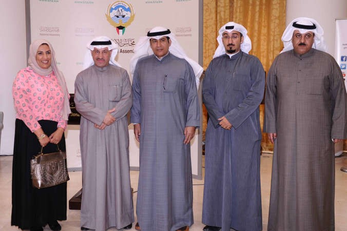 محمد طنا يتوسط اعضاء لجنة المتابعة شيخة محارب ونواف البدر ومحمد جميل الشمري عضو لجنة الكويتيين البدون