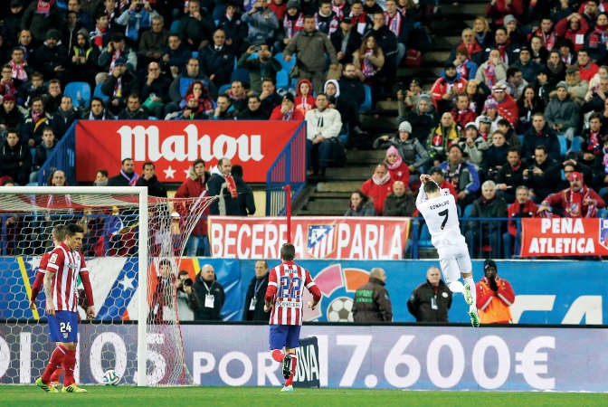 نجم ريال مدريد رونالدو يعبر عن فرحته بهدفه في شباك اتلتيكو رويترز