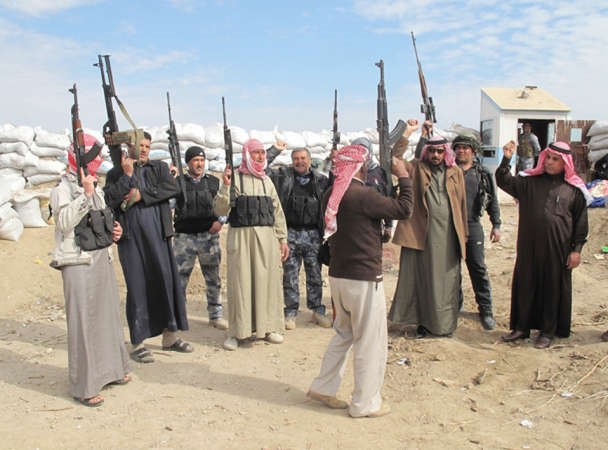  مقاتلو عشائر الانبار يشهرون اسلحتهم خلال انتشارهم في احدى مناطق الرمادي امس الاول	اب ﻿