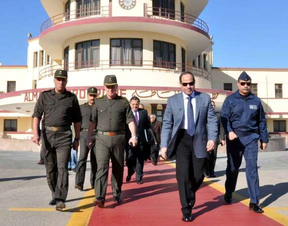 وزير الدفاع المشير عبدالفتاح السيسي ووزير الخارجية نبيل فهمي والوفد المرافق لهما في طريقهما الى روسيا امس 