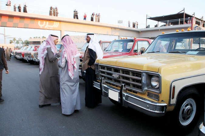 سيارات شيفروليه الغانم القديمة تتالق خلال المهرجان﻿