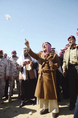 صاحب السمو الامير خلال بذر بذور احد النباتات البرية﻿