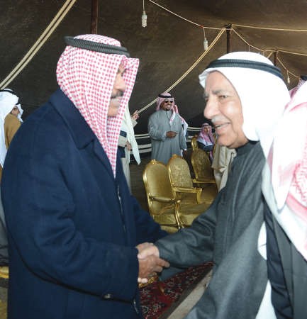 علي الغانم مصافحا سمو ولي العهد﻿