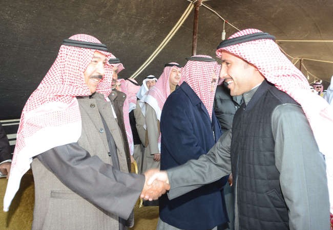 مرزوق الغانم مصافحا الشيخ جابر العبدالله﻿