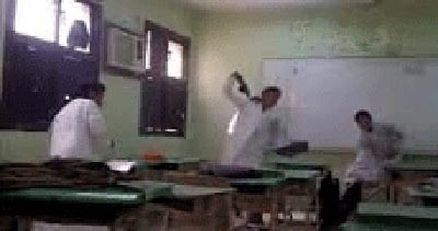بالفيديو ... تراشق بالاحذية بين طلاب احد الفصول الدراسية في السعودية 