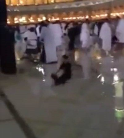 بالفيديو.. لهو الأطفال في صحن الكعبة المشرفه وسط هطول الأمطار الغزيرة 