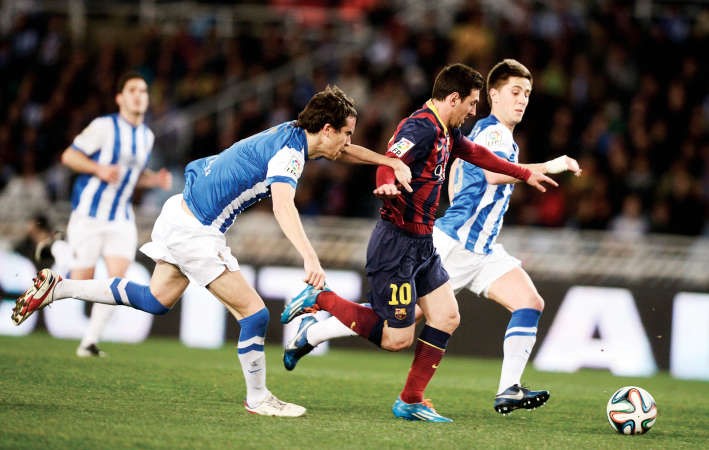 ميسي يرهق مدافعي سوسييداد ويقود برشلونة الى نهائي الكاس رويترز