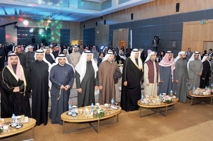 ممثل صاحب السمو الامير في الافتتاح وزير الاعلام وزير الدولة لشؤون الشباب الشيخ سلمان الحمود مع كبار الحضور والشيخ طلال الفهد والشيخ دعيج فهد الدعيج ﻿