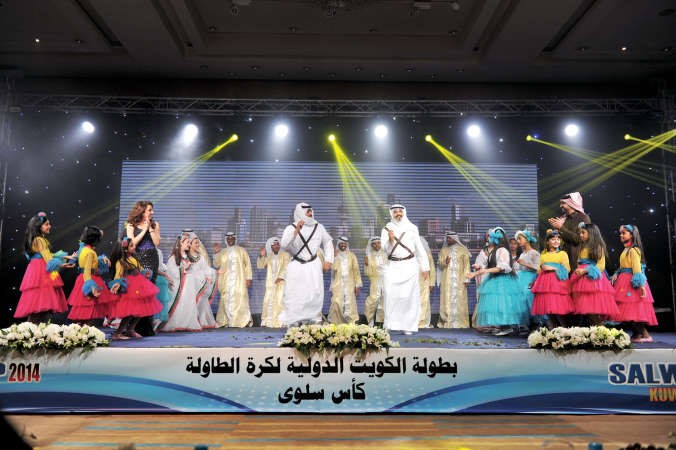 لوحة فنية تعبر عن التلاحم والتاريخ والمستقبل للكويت ﻿