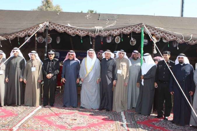 ممثل رئيس الوزراء عيسى الكندري والنائب كامل العوضي والفريق عبدالله الفارس يتوسطون اللجنة المنظمة وبعض الحضور﻿