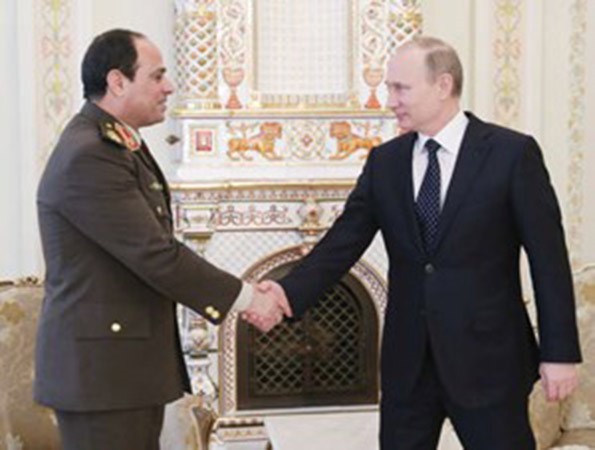 الرئيس الروسي فلاديمير بوتين مستقبلا وزير الدفاع والانتاج الحربي المصري المشير عبدالفتاح السيسي في موسكو افپ