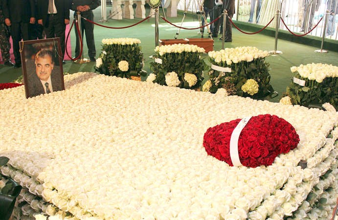 باقات من الورود على ضريح الرئيس الشهيد رفيق الحريري عشية الذكرى التاسعة لاغتياله	 محمود الطويل﻿
