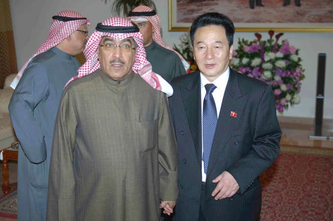 الزميل عدنان الراشد يقدم التهاني للسفير سو تشانغ سيكانور الكندري