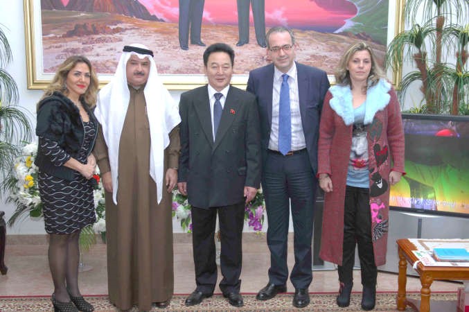 السفير سو تشانغ سيك مستقبلا مهنئيه
