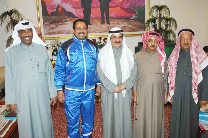 يوسف العميري وعدد من المهنئين