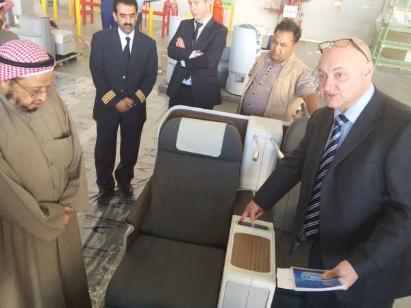 رئيس الخدمات الهندسية بـالكويتية طارق حمادة يسار يعاين احد المقاعد الجديدة مع ممثل احدى الشركات الاجنبية