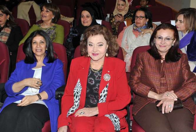 الفنانة ليلى طاهر مع بعض الحضور
