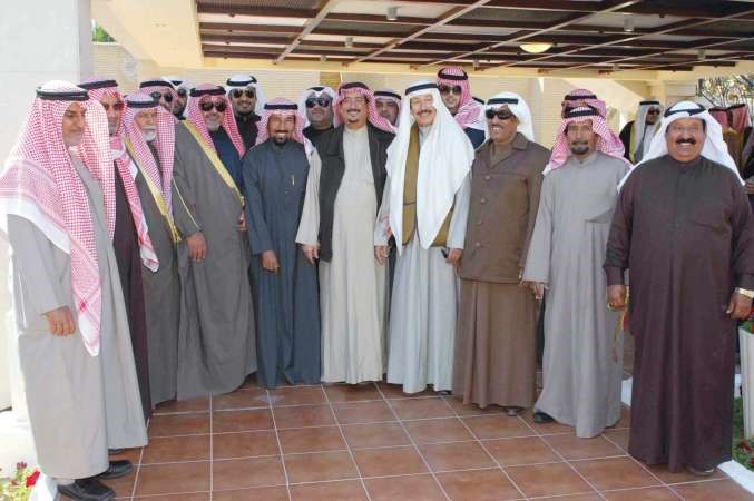الشيخ علي الجابر وفيصل الدويش مع عدد من وجهاء الكويت وشيوخ القبائل خلال اللقاء 