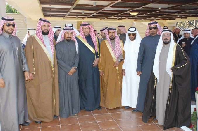عدد من الحضور في صورة جماعية مع الشيخ علي الجابر هاني عبدالله