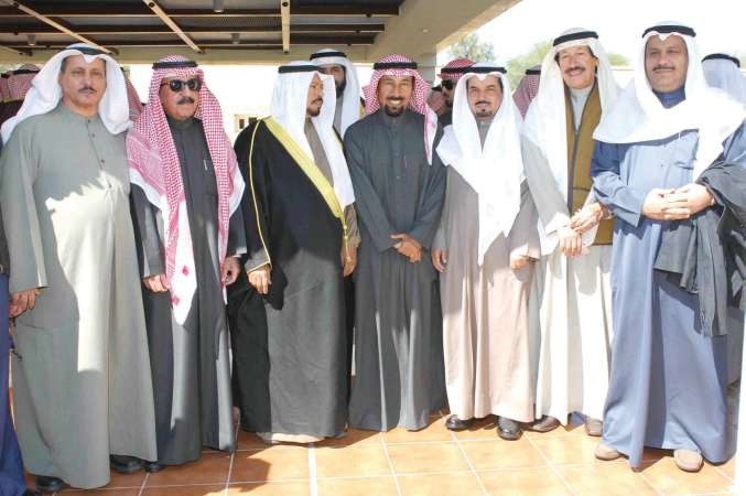 الشيخ محمد بن مسيلم والشيخ علي الجابر وعدد من الحضور
