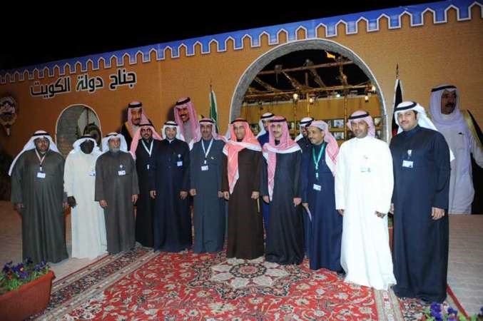احمد المليفي والشيخ ثامر الجابر خلال افتتاح الجناح الكويتي المشارك في المهرجان الوطني للتراث والثقافة جنادرية-29 