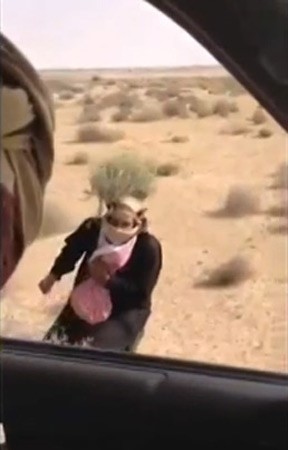 بالفيديو.. شاهد كيف تخفَّي خليجي هرباً من أمن الحدود أثناء بحثه عن الفقع؟