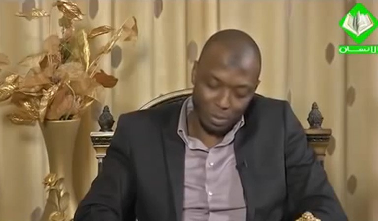 بالفيديو.. لاعب تونسي يبكي بشدة عن سؤاله عن محمد رسول الله (ص)